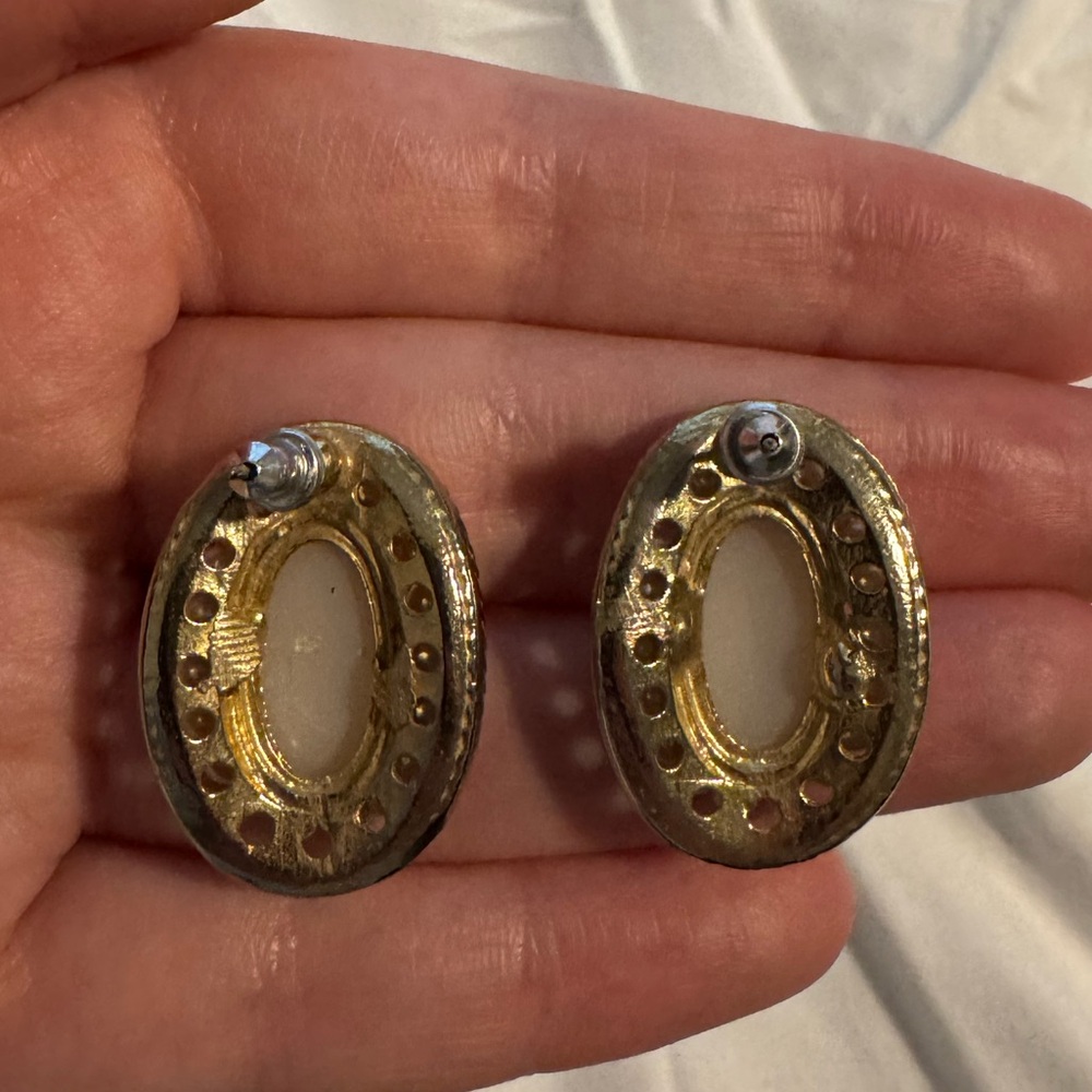 Vintage Preowned Faux Pearl Oval Earrings - Picture 5 of 6